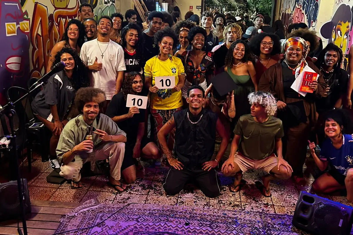 Jovens reunidos num encontro cultural da campanha no Espírito Santo