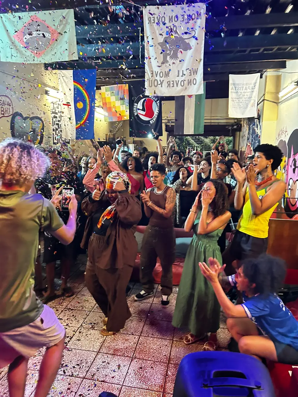 Encontro cultural da campanha com gente dançando e comemorando