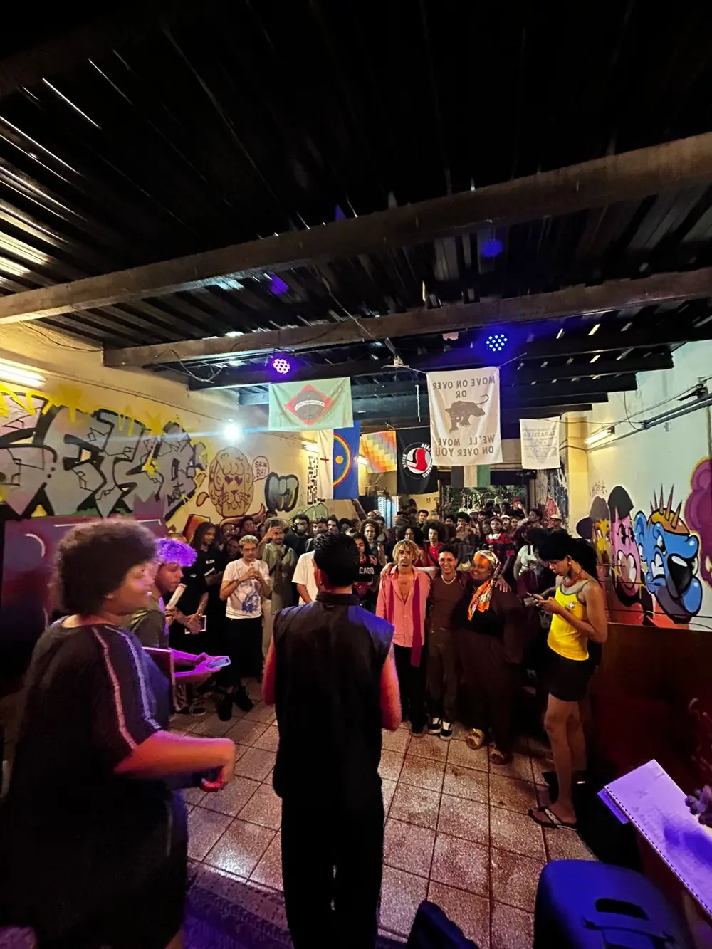 Público reunido em uma roda cultural da campanha