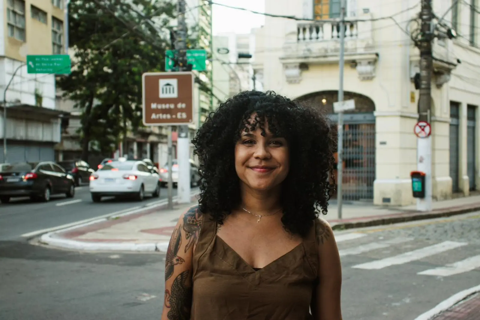 Isabella Mamedi numa rua do Espírito Santo, em frente ao Museu de Artes do ES